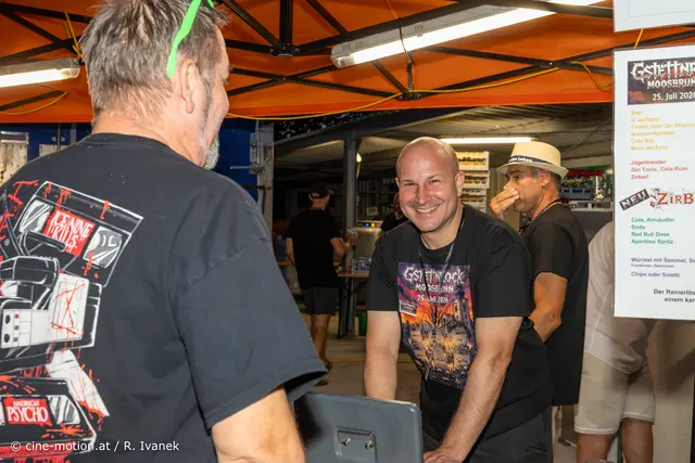 Bürgermeister Paus Frühling hilft auch bei der Getränkeausgabe. | Foto: cine-motion.at / R. Ivanek