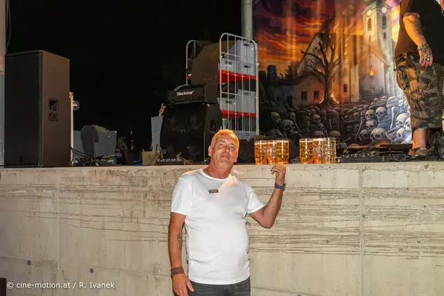 Bier wird für die durstigen Musiker frei Haus geliefert. | Foto: cine-motion.at / R. Ivanek
