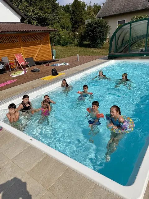 Im Pool von Bürgermeister Wolfgang Sodl gab's Spaß und Action. | Foto: Sodl