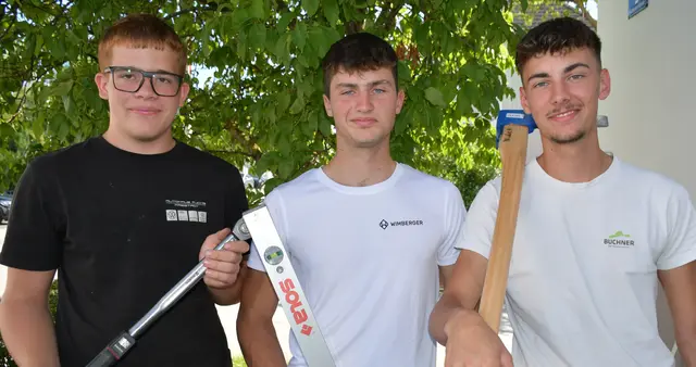 Von links: Fabian Holzer aus Sandl (Autohaus Fuchs, Freistadt), Emanuel Leitner aus Grünbach (Wimberger Bau, Lasberg) und Nicolas Holzmann aus Königswiesen (Holzbau Buchner, Unterweißenbach). | Foto: MeinBezirk/Erwin Pramhofer