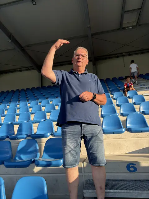 Norbert Riegler erläutert die Südtribüne. | Foto: KK