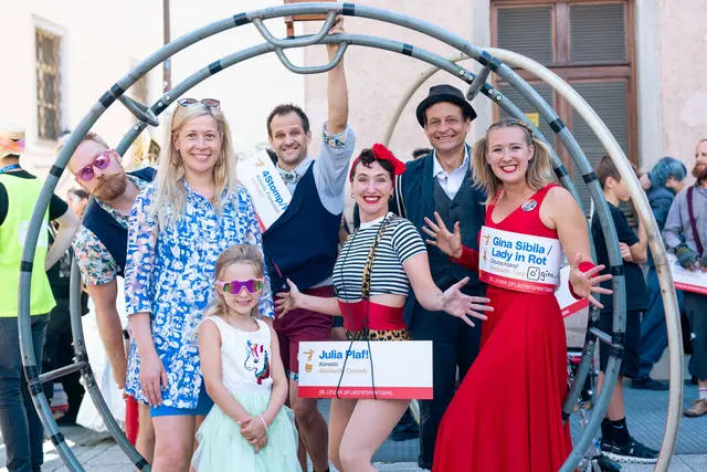 Kulturstadträtin Doris Lang-Mayerhofer mit ihrer Nichte Marie und den Künstler*innen 4Stomp/PS² sowie Julia Plaf! aus Kanada, Gina Sibila aus Deutschland und This Maag aus der Schweiz. | Foto: Stadt Linz