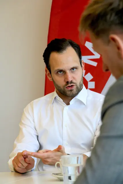 Neos Oberösterreich-Landessprecher Felix Eypeltauer: "Es gibt ein Grundproblem in der oberösterreichischen Landespolitik: Die Haltung der relativen Bequemlichkeit, des Ausruhens auf erworbenen Lorbeeren und eine starke Zurückhaltung beim Gestalten, beim Formulieren und Umsetzen von Visionen. Wolfgang Hattmannsdorfer war da im Bereich der Pflegereform eine positive Ausnahme." | Foto: MeinBezirk/Ingo Till