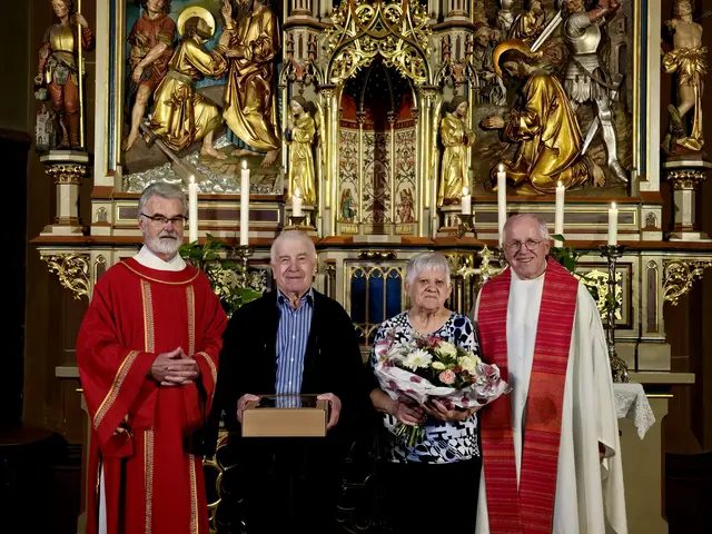 Diakon Karl Gatt, Alois und Hilda Huter, Dekan Franz Hinterholzer bei der Verabschiedung | Foto: Gemeinde Kauns