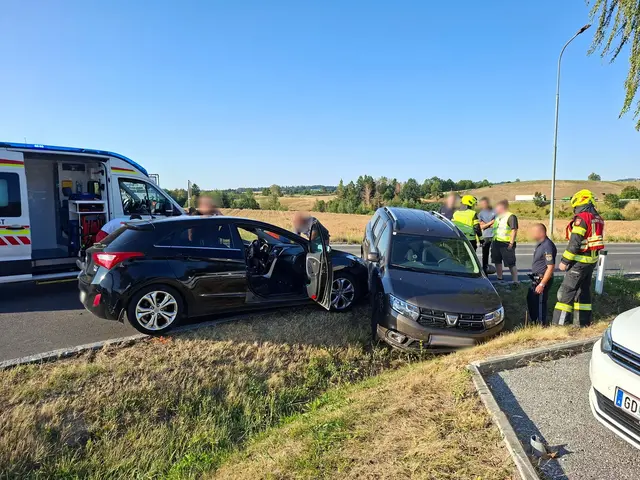 Einer der beteiligten PKW landete im Straßengraben. | Foto: FF Waidhofen/Thaya