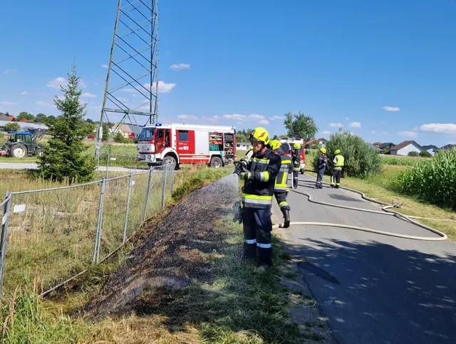 Das Rüstlöschfahrzeug 2000 der Freiwilligen Feuerwehr Göpfritz an der Wild traf wenige Minuten nach der Alarmierung am Brandort ein und begann umgehend mit der Brandbekämpfung. | Foto: FF Göpfritz an der Wild