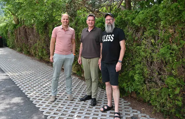 Waidhofen/Ybbs: Mario Magnes (Bereichsleiter Bauen und Infrastruktur Stadt Waidhofen a/d Ybbs), Bürgermeister Werner Krammer und Stadtrat Martin Dowalil (v.l.) bei den entsiegelten Parkflächen in der Sergius Pauser-Straße. | Foto: Stadt Waidhofen