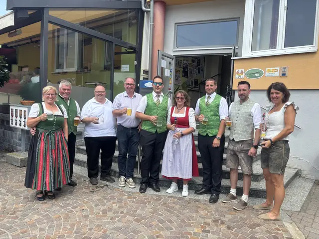 Helga und Gerhard Hochleitner (D’Haselbacher Volkstanzgruppe), Gastwirt Josef Klang, Kleinregionsobmann Bgm. Karl Elsigan, Martin Baireder (Obmann der Musikkapelle Echsenbach), AL Maria Kletzl, Vbgm. Christian Kletzl, Bgm. Andreas Straßer und GGR Bettina Hofmann beim traditionellen Jakobikirtag in Echsenbach. | Foto: Marktgemeinde Echsenbach