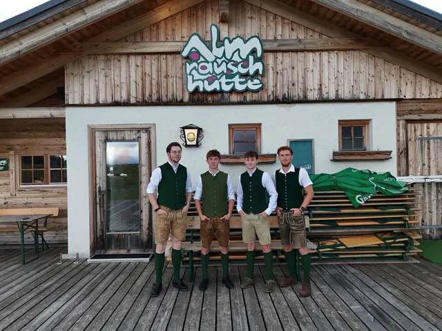 Sebastian Krampl, Gregor Achatz, Georg Schramböck und David Kotzegger sorgen im August einen Monat lang für gute Stimmung auf der Almrauschhütte auf der Aflenzer Bürgeralm. | Foto: Kotzegger