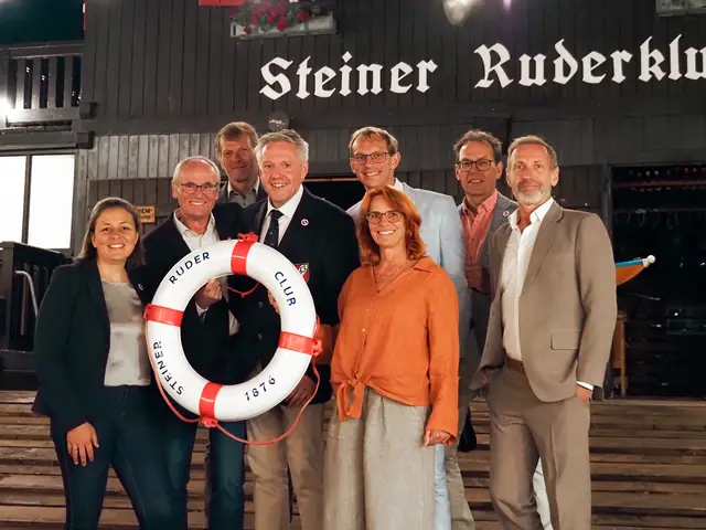 Der Vorstand des Steiner Ruder Clubs rund um Hans Allinger (Bildmitte) freute sich über die rege Teilnahme bei der Jubiläumsfeier „150 Jahre Steiner Ruder Club": Nicole Krajewski (Schriftführerin-Stv.), Walter Aigner (Obmann-Stv. und Zeugwart), Heimo Krammer (Breitensportwart), Hans Allinger (Obmann), Moderator und Festschrift-Kurator Georg Mantler (Obmann-Stv. und Fahrwart), Karin Mittermair (Schriftführerin), Karl-Heinz Hofbauer (Kassier) und Emmerich Gattinger (Hauswart) | Foto: Steiner Ruderclub