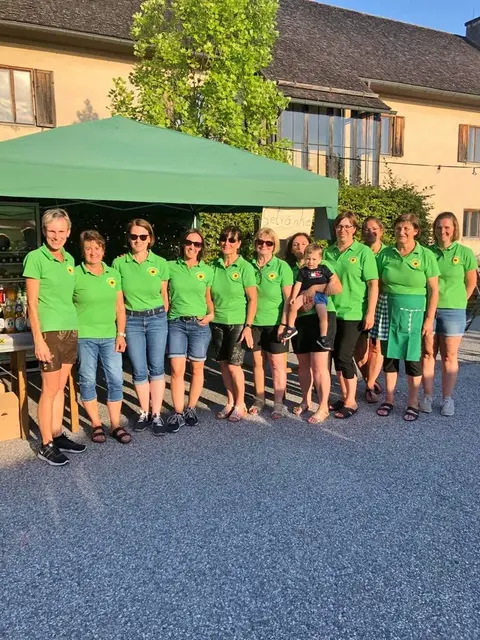 Leiterin Annemarie Sperl (li) und die VP-Frauen Dobl laden zur Sommernacht mit kulinarischen Genüssen. | Foto: privat