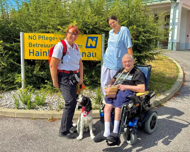 v.l.n.r. Viktoria Stiefmayer mit Besuchshund Snoopy vom Roten Kreuz, Managerin für Ehrenamt und Alltagsbegleitung Katja Siebinger, Bewohner Wolfgang Schneider  | Foto: PBZ Hainburg 
