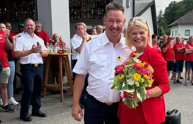 Bundesministerin Klaudia Tanner gratulierte persönlich der FF Johannesberg. | Foto: FF Johannesberg und NÖLFV