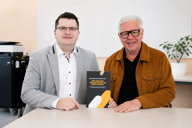 Der Schärdinger Dominik Rager (l) gründete gemeinsam mit Peter Sündermann aus Steyr einen Verlag – und veröffentlicht darin das erste, gemeinsame Buch.  | Foto: Rager