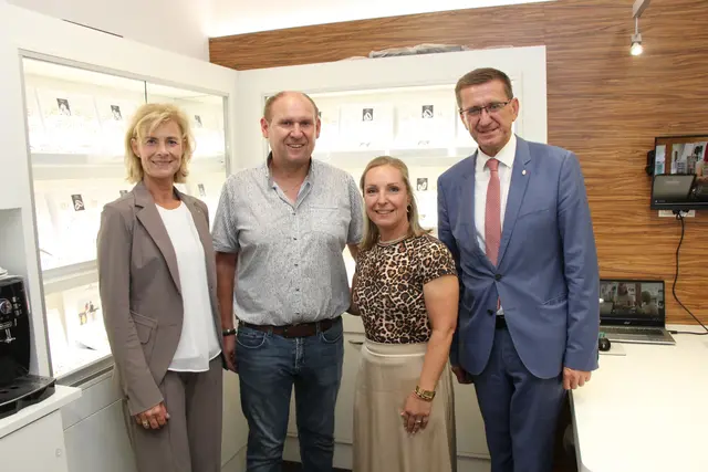 WKO-Bezirksobfrau Doris Staudinger, Thomas und Daniela Öllinger, Karl Öllinger-Luwy und Landesrat MArkus Achleitner (v.li.) | Foto: MeinBezirk/Staudinger