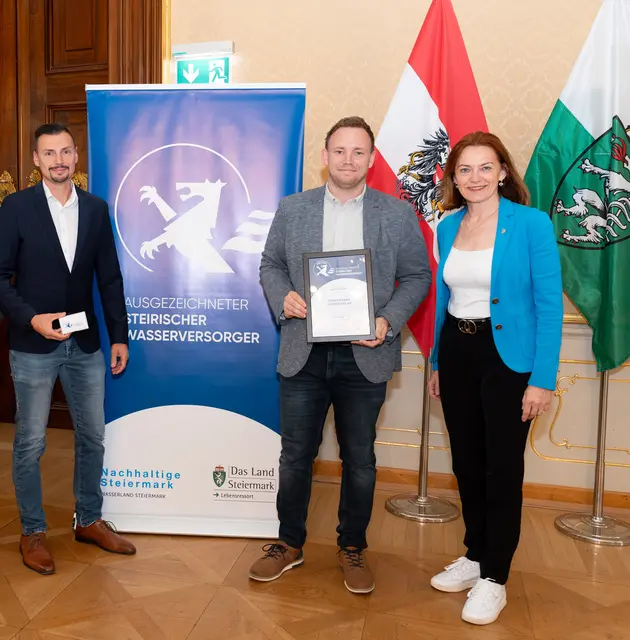 Techniker Dominik Skoff (v.l.) und Abteilungsleiter Johannes Hinterleitner (beide Stadtwerke Judenburg AG) mit LRin Simone Schmiedtbauer.