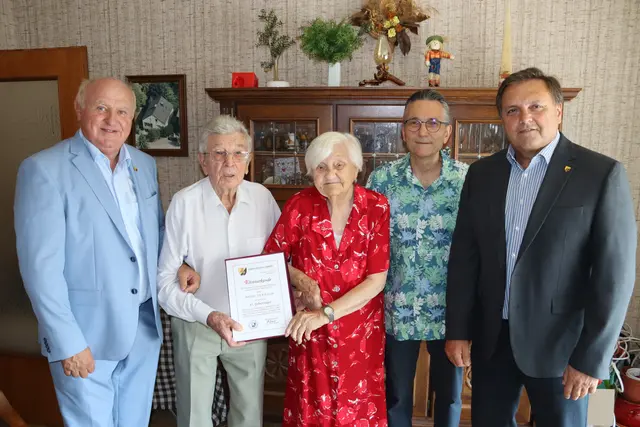 BGM Ernst Wendl, Hermann Terkola, Gattin Berta Terkola, Sohn Robert Terkola und Vizebürgermeister Manfred Mitzl. | Foto: Marktgemeinde Himberg