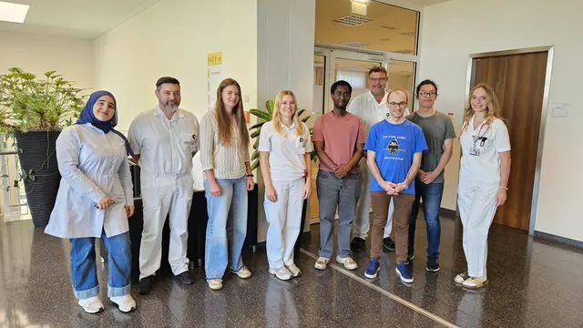 Studentinnen und Studenten mit dem Organisator der MedSummerSchool Prim. Dr. 
Johannes Rögner, OA Dr. Schaub Sebastian und Ass.. Dr. Bianca Schaffenrath vom LK 
Amstetten | Foto: LK Amstetten