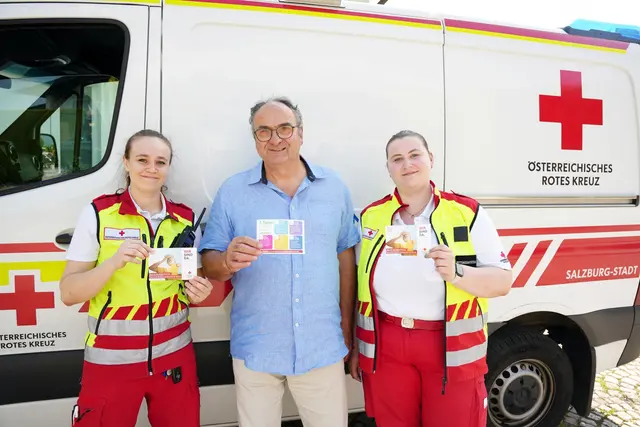 Ein Projekt des Roten Kreuzes soll Mitarbeiterinnen und Mitarbeiter des Roten Kreuzes zu sogenannten „Hitzebuddys“ machen.  | Foto: Rotes Kreuz Salzburg