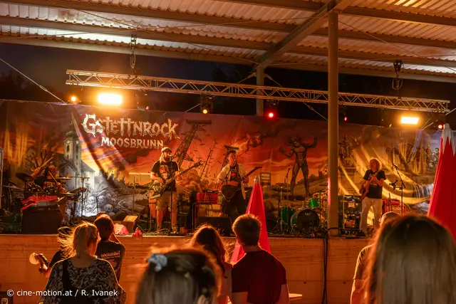 Beim Gstettnrock - die Band Staytuned R.C. auf der Bühne mit begeisterten Fans. | Foto: cine-motion.at / R. Ivanek