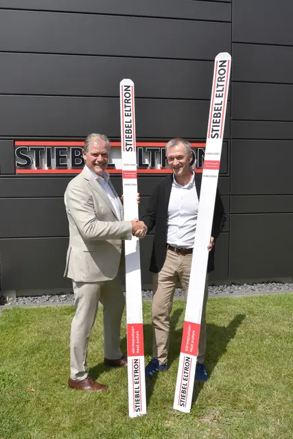 Franz Föttinger (r.), CEO von Fischer Sports, und Heinz-Werner Schmidt, Geschäftsführer der Stiebel Eltron-Gruppe. | Foto:  STIEBEL ELTRON Group