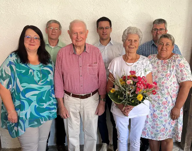 Bürgermeisterin Eva Schachinger, Diakon Adolf Steiner, Jubilar Johann Winkler, Gemeinderat Christoph Binder, Jubilarin Gertrude Winkler, Alexander Kerl (ÖVP) und Walburga Steiner (Seniorenbund) gratulierten dem Jubelpaar Winkler. | Foto: Marktgemeinde St. Leonhard am Hornerwald