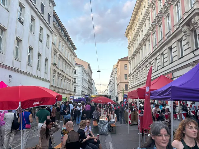 Zum zweiten Mal feierte Margareten ein Straßenfest vor dem Identitärenkeller. | Foto: Michael Marbacher/MeinBezirk