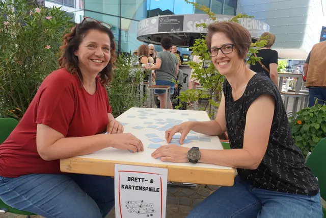 Zum 5-jährigen Jubiläum: Büchereileiterin Nadja Fenneberg und Maria Waldhart sorgten zusammen mit ihren vielen ehrenamtlichen Helferinnen und Helfern für einen abwechslungsreichen Spiele-Tag. | Foto: Georg Larcher