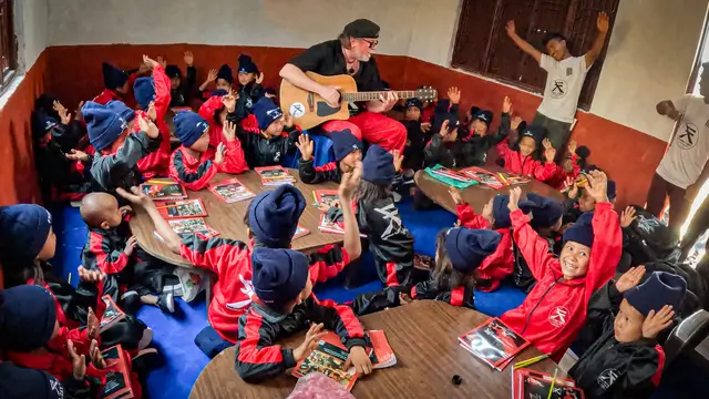 Das gemeinsam Musizieren gefällt den Kindern ebenso wie dem Künstler. | Foto: Frizzey Light
