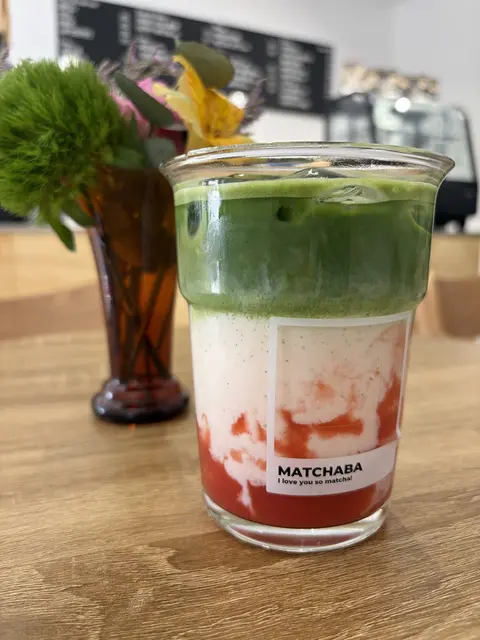 Auf der Karte finden sich verschiedene Matcha-Latte-Kreationen, wie zum Beispiel mit Kirsche oder Erdbeere. | Foto: MatchaBa