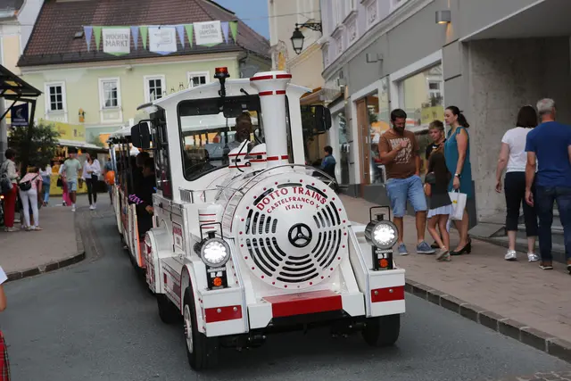 Zur Feldkirchner Sommereinkaufsnacht gehört neben dem einzigartigen Einkaufserlebnis auch der beliebte Bummelzug fix dazu.  | Foto: aufgeschnappt.at