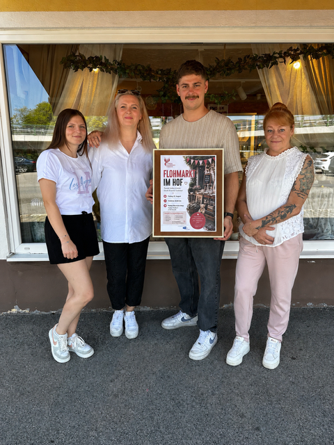 Shop-Leiter Christoph Sommer mit dem Shop Ternitz Team Fanni, Bianca, Anna. | Foto: Phönix Ostarrichi