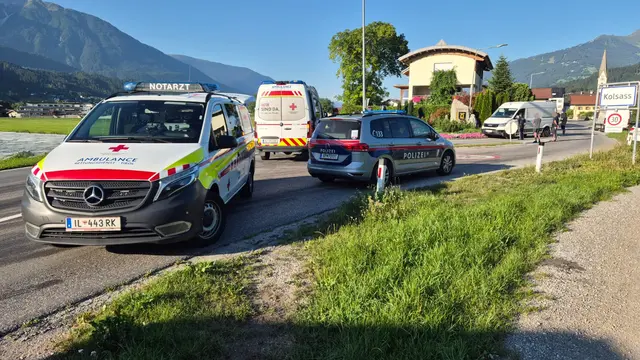 Ein 33-jähriger Radfahrer wurde bei einem Unfall mit einem Klein-Lkw in Kolsass verletzt. | Foto: ZOOM.TIROL