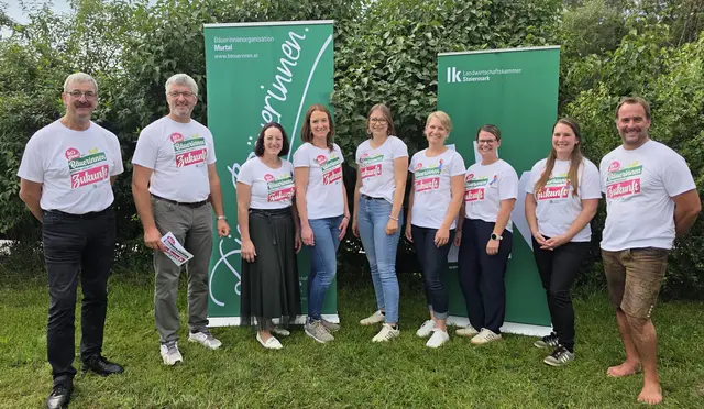 Infoveranstaltung der Bäuerinnen mit Kammerführung, v.l. KO Michael Puster, KO Martin Siebenhofer, Marianne Gruber, Katharina Bischof, Lena Schweiger, Theresa Siebenhofer, Daniela Zirker, Elisabeth und Hannes Neumann. | Foto: Anita Galler