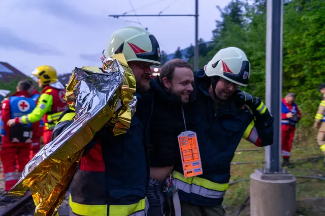 Zwei Feuerwehrmänner bringen einen verletzten Figuranten in Sicherheit. So realitätsnah trainieren die Einsatzkräfte des Roten Kreuzes Tirol für den Ernstfall. | Foto: Lukas Lintner