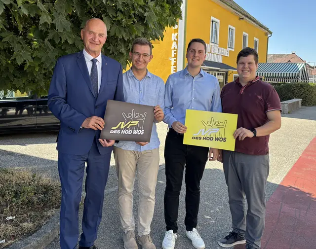Landesrat Christian Dörfel, Fabian Egger, Landesgeschäftsführer JVP OÖ, JVP-Bezirksobmann Patrick Ginzinger und JVP-Landesobmann Raphael Kopf (v. l.). | Foto: MeinBezirk/Barbara Ebner