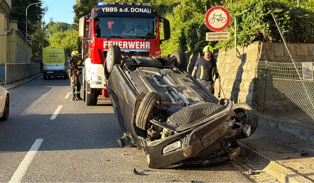 Spektakulärer Unfall in Ybbs: Ein Pkw kam von der Fahrbahn ab und überschlug sich. | Foto: DOKU-NÖ