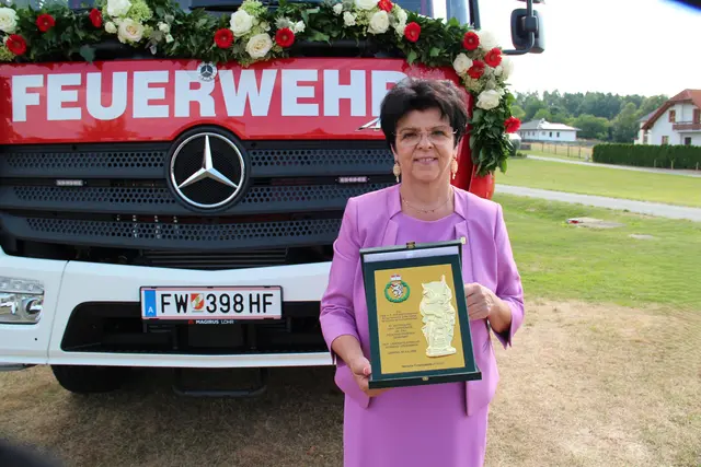 Im Rahmen des Festaktes wurden außerdem Bürgermeisterin außer Dienst Waltraud Schwammer mit der Steirischen Florianiplakette in Gold ausgezeichnet. | Foto: FF Kroisbach