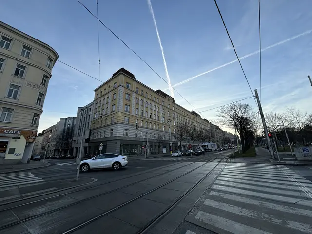 Die Adresse Margaretengürtel 114-118 wurde jahrelang verwahrlost. Der neue Eigentümer startete bald die Kernsanierungsarbeiten, jüngst fordert aber die Baupolizei, die Schaufeln niederzulegen. | Foto: Nathanael Peterlini/MeinBezirk
