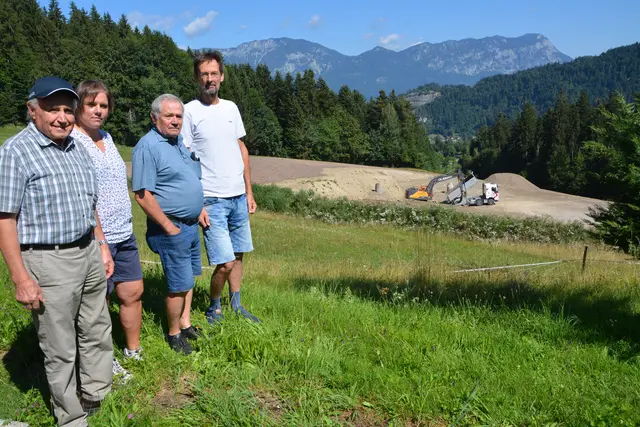 Protestieren vor der Kulisse der bestehenden Gubert-Bodenaushubdeponie auf der Riederwies gegen eine weitere Deponie - v.l. Thomas Gasteiger/Obmann Bruckhäusl aktiv, Feriendorf-Gästebetreuerin Gabi Daschl, Arno Kecht/stellvertretender Obmann Bruckhäusl aktiv und Josef Stöger, Miteigentümer der Ferienanlage. | Foto: Veronika Spielbichler