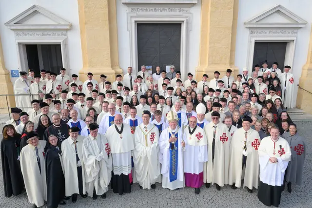 Beim Gruppenfoto im Anschluss an die Messe. | Foto: Erzdiözese Salzburg (eds)/Hiva Naghshi