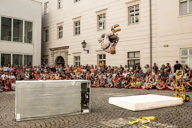 Shows des KünstlersBardelas Circus aus Frankreich. | Foto: Hermann Erber