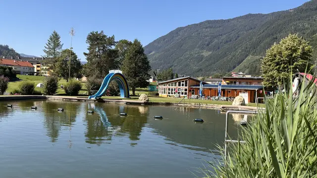 Direkt beim Badeteich befindet sich die Gaststätte.