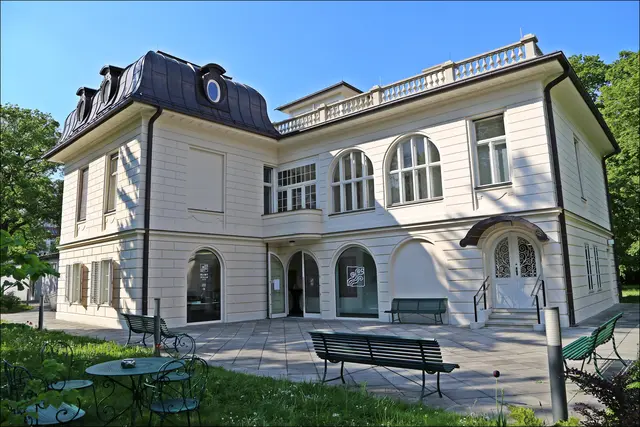 Interessierte können mit den Pensionistenklubs der Stadt Wien Gustav Klimts letztes Atelier in der Klimt Villa besuchen. | Foto: Anna Dobnik