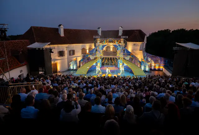Am Mittwoch, den 5. August 2026, findet um 20:00 Uhr auf Schloss Tabor in Neuhaus am Klausenbach die Premiere der Operette „Wiener Blut“ von Johann Strauss im Rahmen des Operettensommers 2026 statt.  | Foto: Andreas Hafenscher