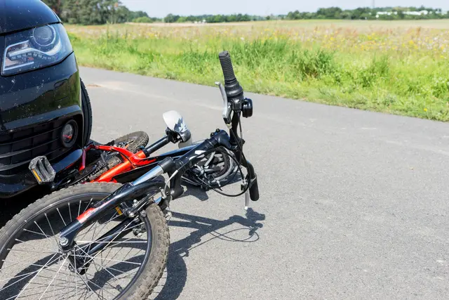 Kurz nach 16 Uhr sollen am Mittwoch ein Auto und ein Mountainbike im Villacher Stadtteil St. Martin zusammengekracht sein. (Symbolfoto) | Foto: stock.adobe.com/at/kelifamily 