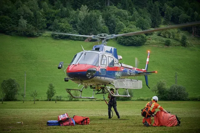 Mit Hubschrauber konnte der Waldbrand schnell unter Kontrolle gebracht werden. | Foto: Stefan Hafner