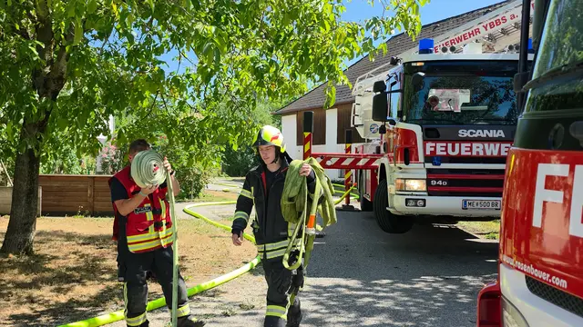 Der Dachstuhl eines landwirtschaftlichen Gebäudes stand in Flammen – die Feuerwehren verhinderten ein Übergreifen auf das Wohnhaus.
 | Foto: DOKU-NÖ