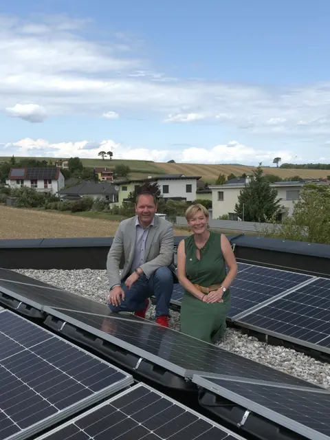 Vertreter der Energiegemeinschaft Böheimkirchen und Bürgermeister Franz Haunold mit Obfrau der Energiegemeinschaft und Bürgermeisterin Monika Fischer. | Foto: Gde. Pyhra