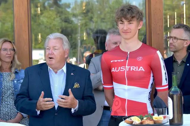 Präsident von Cycling Austria Harald J. Mayer (li.) mit dem 16 jährigen Casimir Orthacker, der das Trikot der Nationalmannschaft trägt. | Foto: Helmut Riedl/MeinBezirk